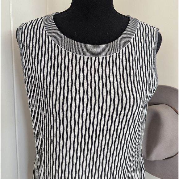 Misook S Black White Top Quiet Luxury Minimalist Career Work Wear Coastal - Picture 3 of 9